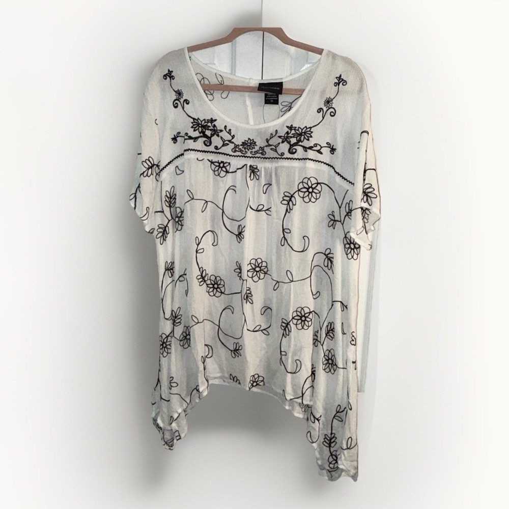 Liv Los Angeles White Black Embroidered Peasant Blouse Sharkbite Hem Size 3X NWT - Picture 3 of 6